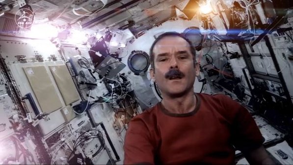 Som espacial: O astronauta canadense Chris Hadfield, sucesso no YouTube, faz uma cover de Space Oddity, de David Bowie, para se despedir da Estação Espacial Internacional (Reprodução/YouTube) 