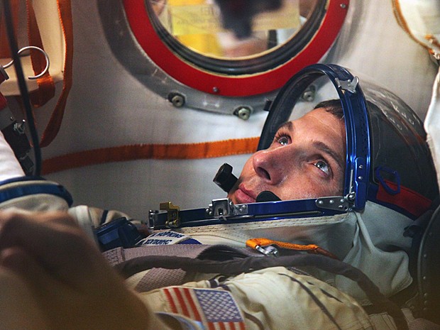 Astronauta americano Michael Hopkins, que irá à ISS no dia 26, participou de treinamento no cosmódromo de Baikonur no sábado (14) (Foto: STR/AFP)