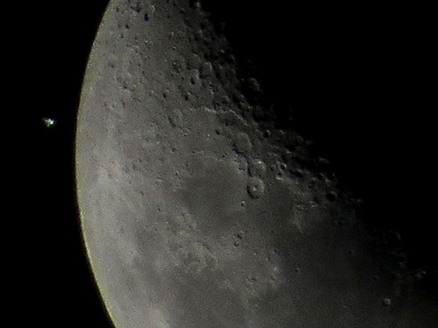 Estação ao lado da lua na noite desta segunda-feira (5) (Foto: Leonardo Caldas/Acervo pessoal)